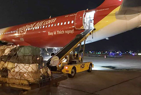 Những người thợ đang chuyển hàng lên máy bay. 