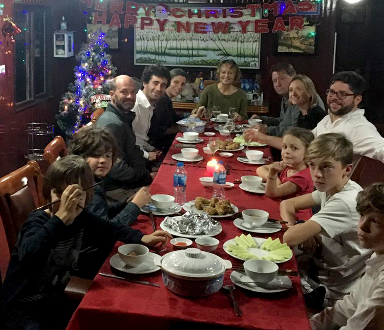 Đại gia đình bà Marie đón Giáng Sinh tại Ninh Bình. Ảnh: NVCC.