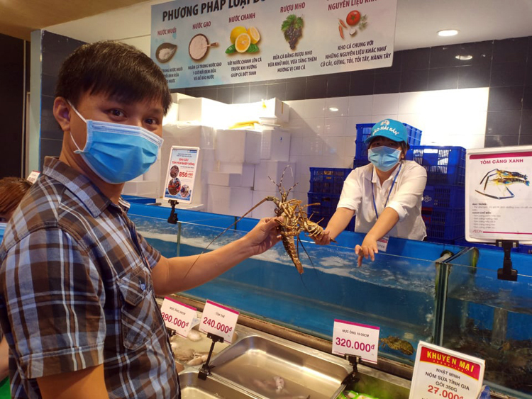 Quầy hải sản tại Aoen Mall chỉ còn 2 con tôm hùm sau khi được khách hàng tích cực giải cứu vào ngày 19/2. Ảnh: P.V