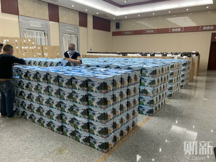 Hàng nghìn thùng đựng bình tro cốt được xếp đặt tại một nhà tang lễ ở Vũ Hán hôm 26/3. Ảnh: Caixin