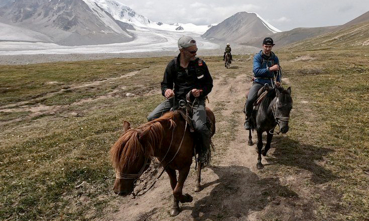 Cha con Jamie trải nghiệm cuộc sống không có điện thoại trong suốt hành trình một tháng.