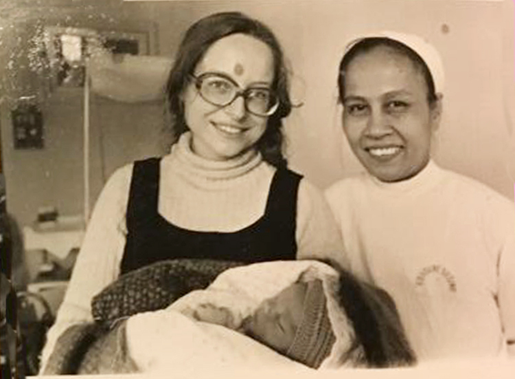 Bà Marie (trái) và bác sĩ Xiêm tại Viện Bảo vệ Bà mẹ và Trẻ sơ sinh, sau khi sinh Marco Thắng. Ảnh: NVCC.