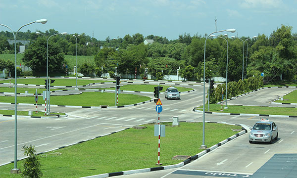 Học viên lái ôtô thực hành trên sa hình. Ảnh: Trung tâm đào tạo lái xe Hoàng Gia