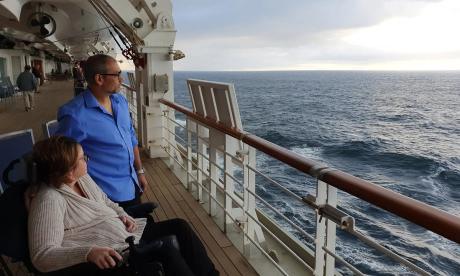 Simon và Kerry Lafrenais trên tàu Arcadia. Ảnh: Guardian.