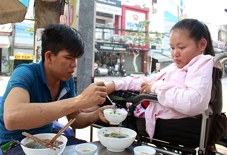 Diễm không thể tự chủ được cuộc sống cá nhân, mọi thứ đều nhờ sự chăm sóc của chồng. Ảnh: Phan Diệp.