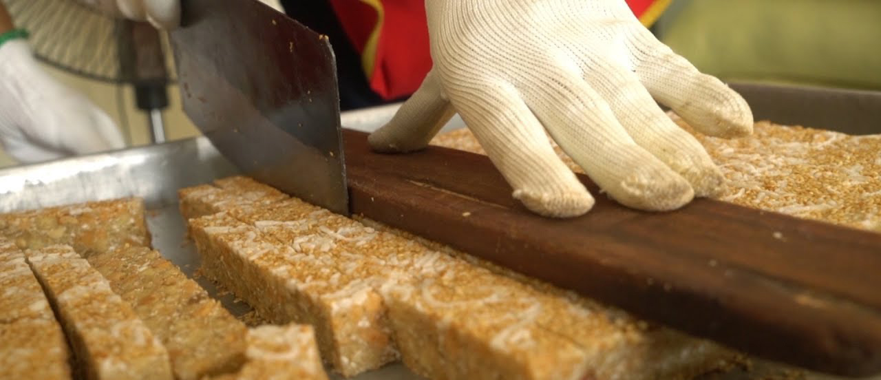 cho hỗn hợp vào khuôn ép chặt cho hỗn hợp vào khuôn ép chặt