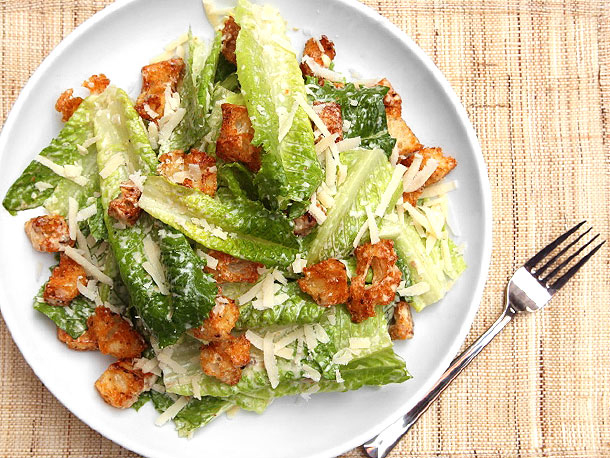 bep-tay-3-cach-lam-mon-caesar-salad-tru-danh-vo-cung-don-gian-f6d71c78.jpg