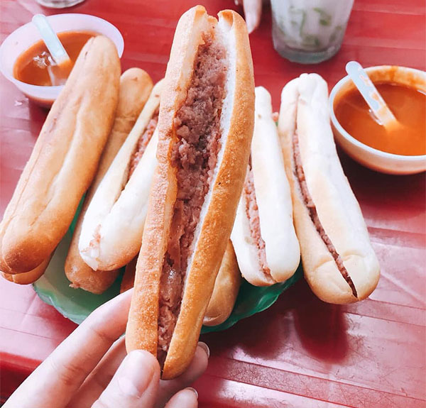 Hoàn thiện thành quả món bánh mì que cay Hải Phòng Hoàn thiện thành quả món bánh mì que cay Hải Phòng